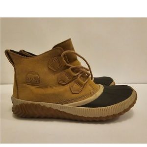 Sorel Out N About Tan waterproof Leather Duck Snow Boots Women’s Size 9